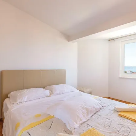 Three-bedroom In דירה